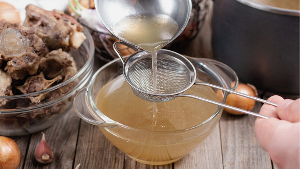 Caldo de osso medicinal sendo preparado para tratamento de alergias